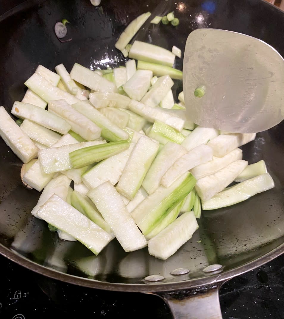 蜆食譜│水瓜炒蜆 只用一種材料起鑊最甜