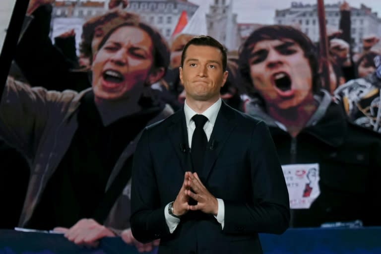 Le président du parti d'extrême droite Rassemblement national (RN), Jordan Bardella, réagit lors d'un débat politique diffusé sur France 2, à Paris, le 27 juin 2024 (Dimitar DILKOFF)