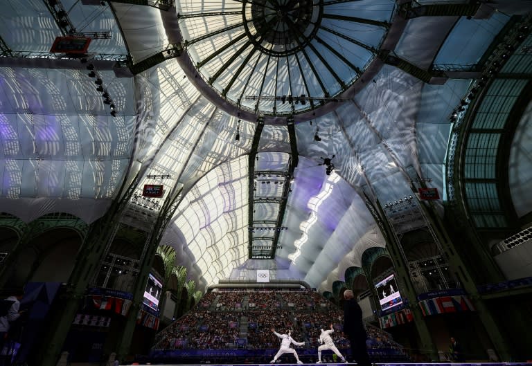 El japonés Koki Kano (izq.) y el húngaro Tibor Andrasfi compiten en la semifinal individual de espada masculina durante los Juegos Olímpicos de París, disputadas en el Grand Palais el 28 de julio de 2024. (FRANCK FIFE)