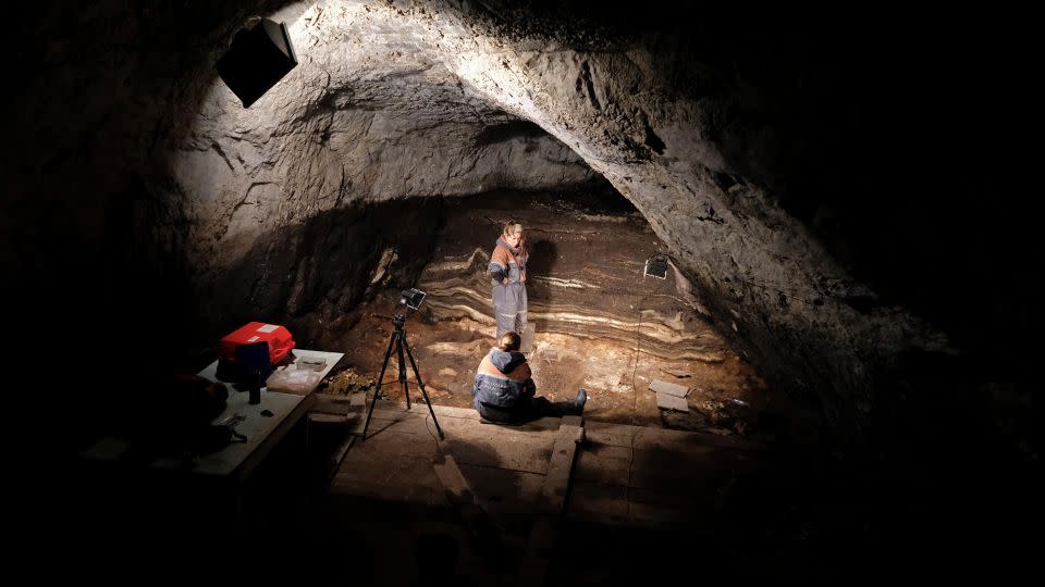 Russische Archäologen graben in der Denisova-Höhle im Altai-Gebirge, in der Neandertaler, frühneuzeitliche Menschen und Denisova-Menschen lebten.  -Eddie Gerald/Alamy Stock Foto