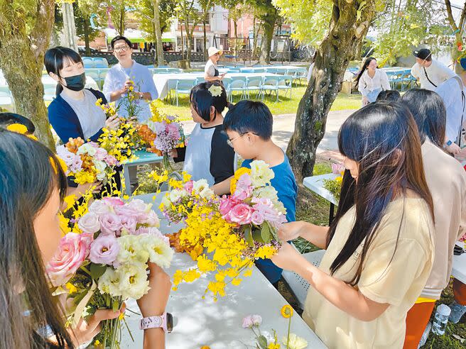 花藝師煒宸帶孩子製作美麗的桌花並設計布置餐桌。（楊靜茹攝）