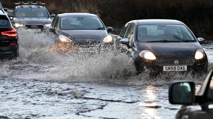 Coches en la A921