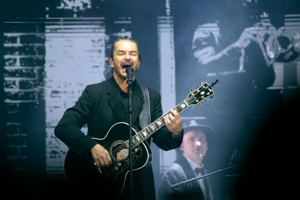 El cantante latino Ricardo Arjona cuando se presentó en el Crypto.com Arena