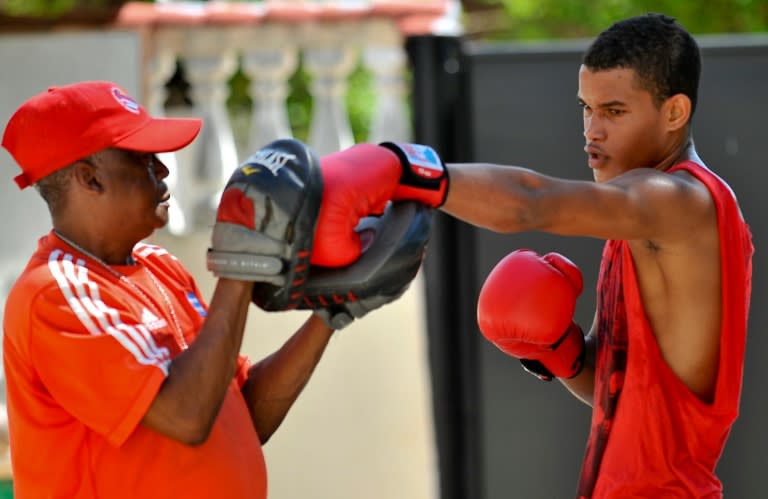 Cuban Olympic boxing medalist Jorge Hernandez (L) trains with pupils at his academy in Havana on August 16, 2016