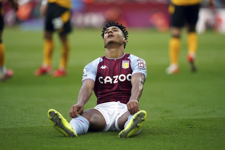 Ollie Watkins de Aston Villa reacciona durante el partido de fútbol de la Premier League inglesa entre Wolverhampton y Aston Villa, en Villa Park, Birmingham, Inglaterra