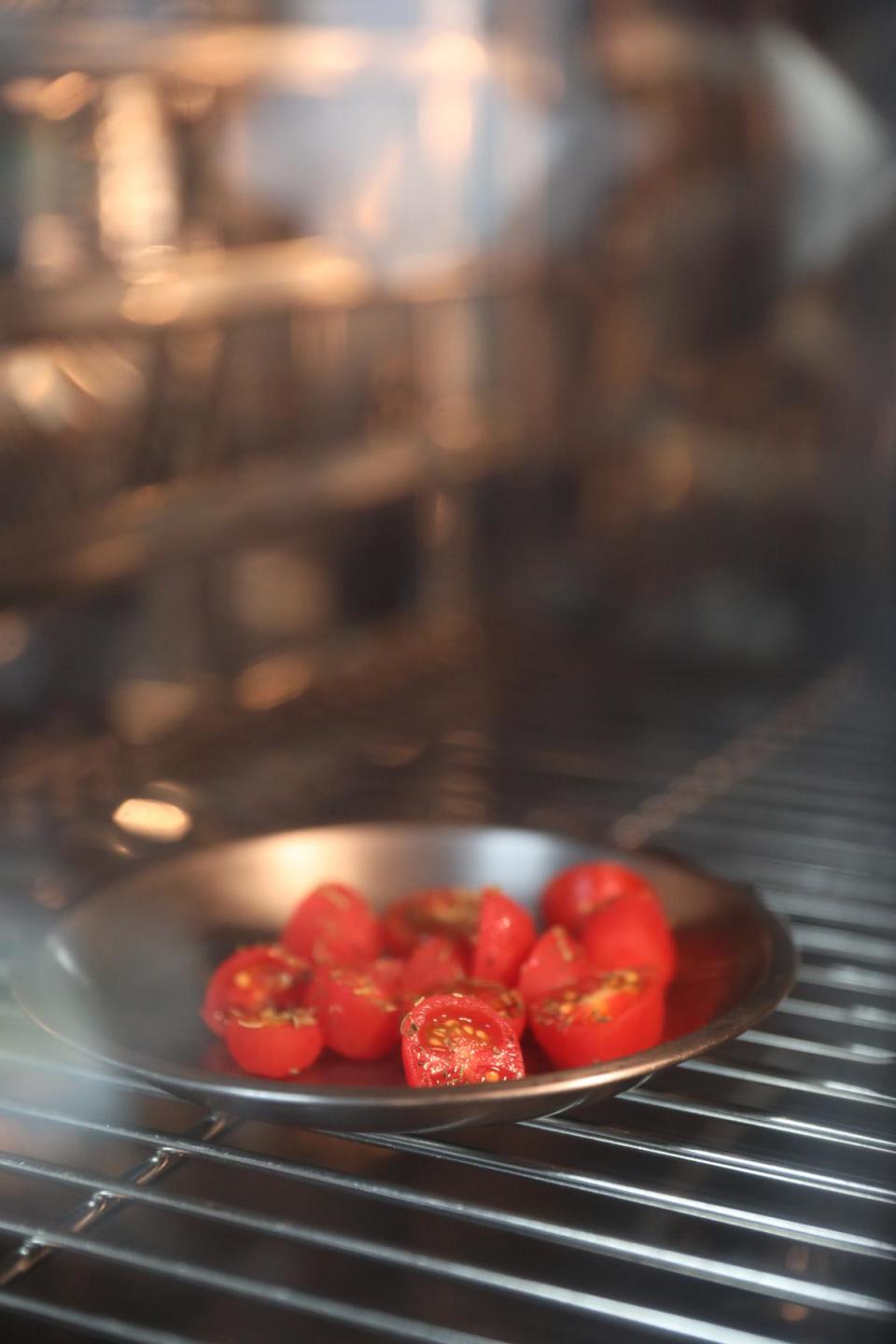 彭溫雅說番茄色紅、腔室多，恰似心臟，夏天多吃有「以形補形」的效果。