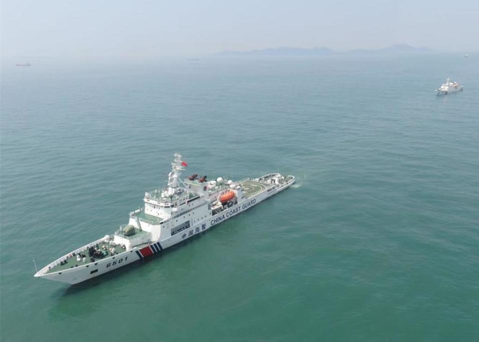 大陸海警30日表示，再次在黃岩島鄰近海域，驅離非法侵闖的菲律賓船隻，包括4410海警船、3004公務船。（摘自中新社）