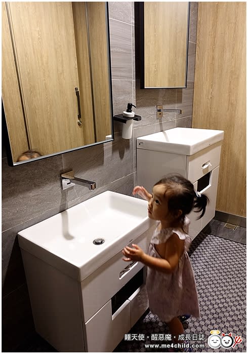 洗手檯有符合小小孩身高的，大人小孩可以一起洗手手。  