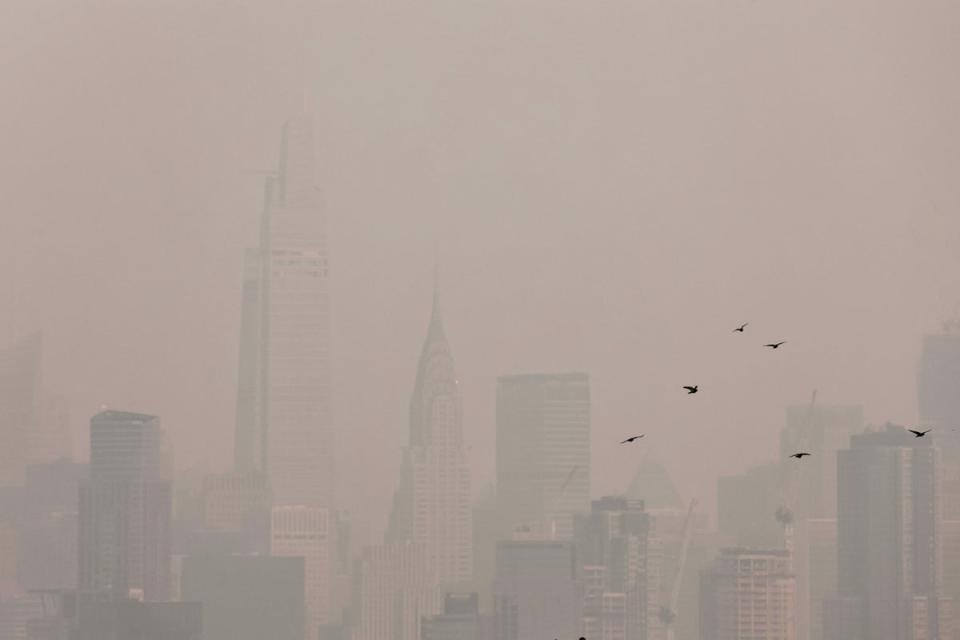 El horizonte de Manhattan se ve cubierto de neblina y humo causado por incendios forestales en Canadá el 7 de junio de 2023 (REUTERS)