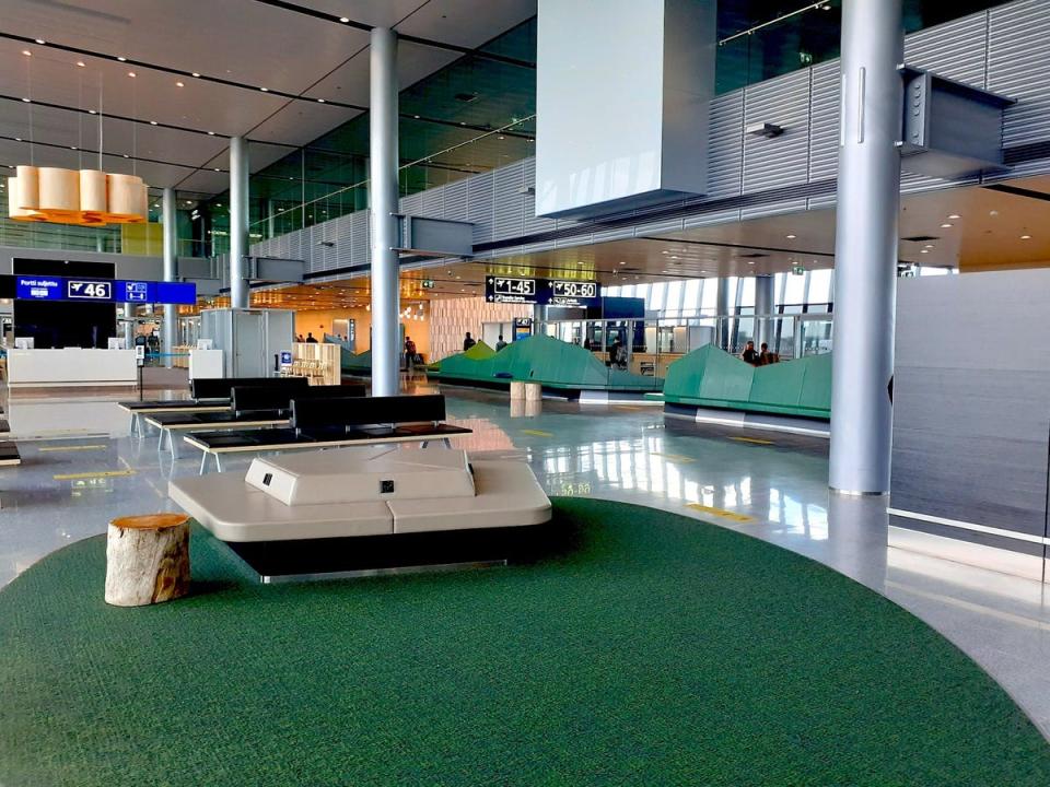 Das Terminal ist im Wesentlichen ein langer Korridor, der auf beiden Seiten von großen Fenstern umgeben ist. - Copyright: Marianne Guenot / Business Insider
