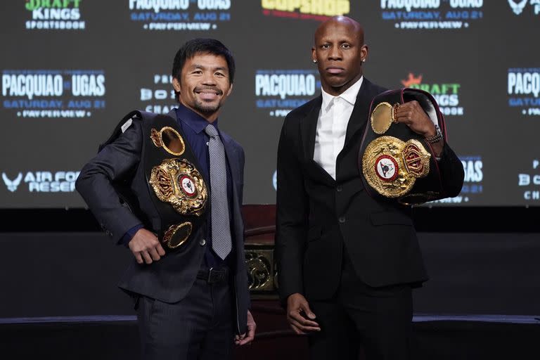 Yordenis Ugás (der) y Manny Pacquiao posan para una foto el 18 de agosto del 2021 en Las Vegas, durante una presentación para promocionar su pelea del 21 de agosto. (AP Photo/John Locher)