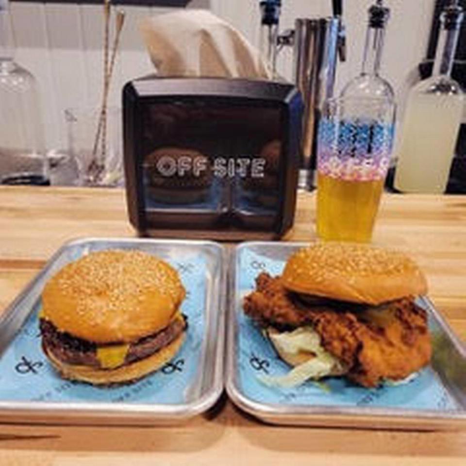 Off Site es un pequeño bar relajado, perfecto para tomar una cerveza y charlar. Pero sus sándwiches son una delicia.