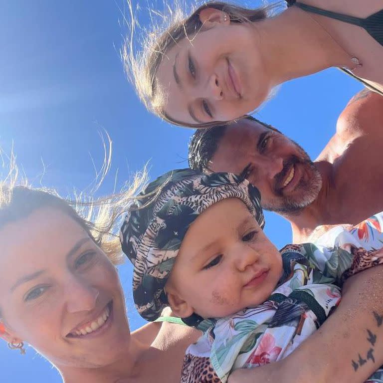 Mica Viciconte, Luca Cubero, Fabián Cubero e Indiana Cubero felices, en Mar del Plata