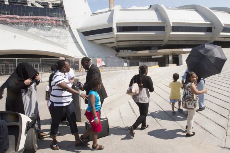 從美國偷渡到加拿大尋求庇護的難民走出蒙特婁的奧運場館散步透氣（AP）