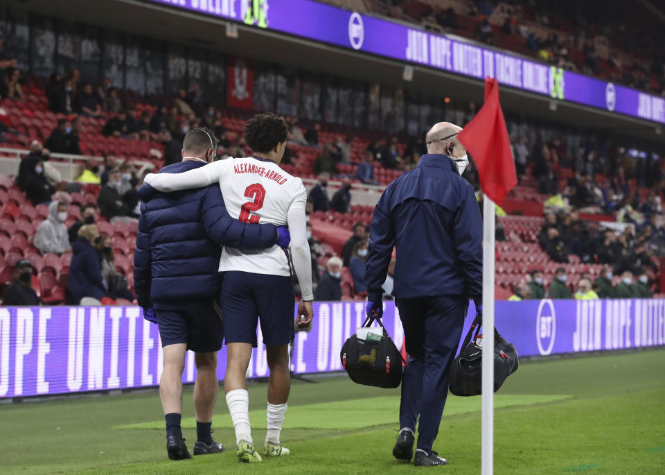 Trent Alexander-Arnold, de la selección de Inglaterra, recibe ayuda para abandonar la cancha tras lesionarse durante un partido amistoso frente a Austria, el miércoles 2 de junio de 2021, en Middlestbrough (AP Foto/Scott Heppell, Pool)