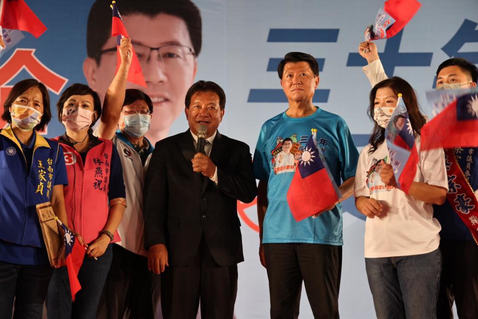 無黨籍議長郭信良（左4）日前幫謝龍介站台，引發民進黨籍議員不滿。謝龍介提供