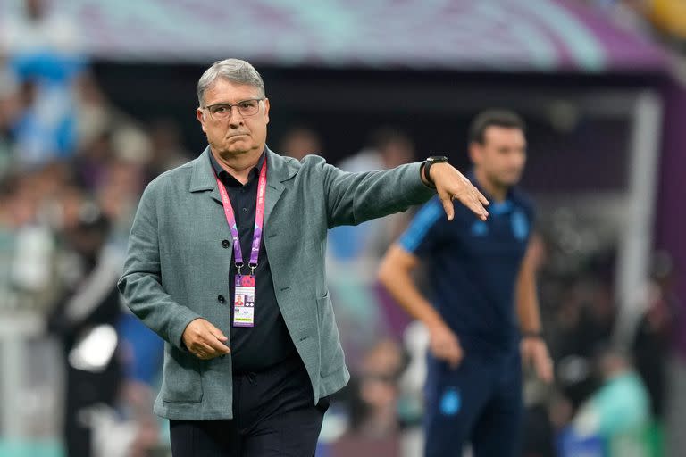 El director técnico, Gerardo "Tata" Martino da indicaciones a sus dirigidos durante el partido que disputan Argentina y México, por la primera fase de la Copa del Mundo Qatar 2022 en el estadio Lusail, Doha, el 26 de Noviembre de 2022.