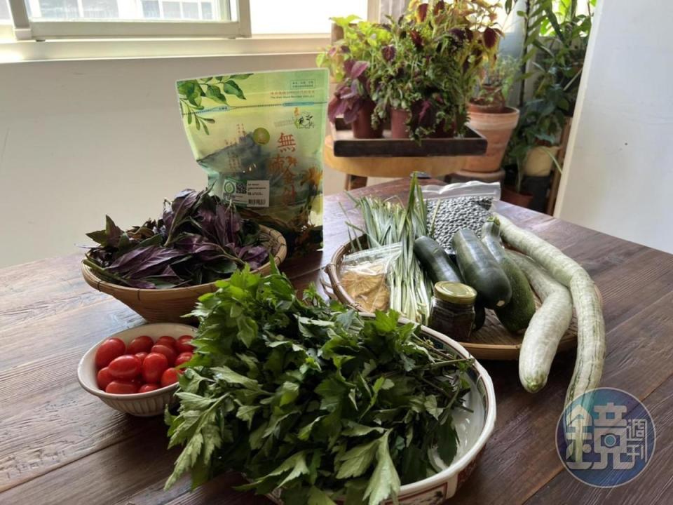 到「宜花東原鄉市集」買菜，可以把可口蔬果擺上家庭餐桌。