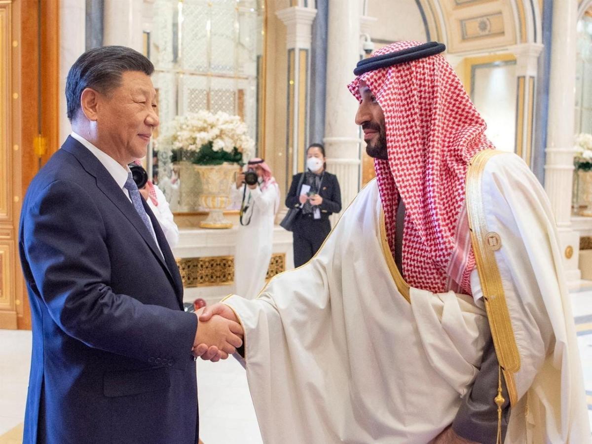 Biden sta cercando di attirare il principe ereditario saudita lontano dalla Cina con promesse lucrative, nonostante abbia minacciato di renderlo un “paria”.