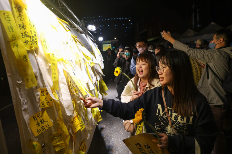 太陽花運動10週年  民眾參加紀念晚會（3） 為紀念318太陽花學運10週年，台灣經濟民主連合攜 手多個公民團體，18日在立法院外舉行晚會，並提出 3大訴求，參與民眾也在布條上留言，表達立場。 中央社記者吳家昇攝  113年3月18日 