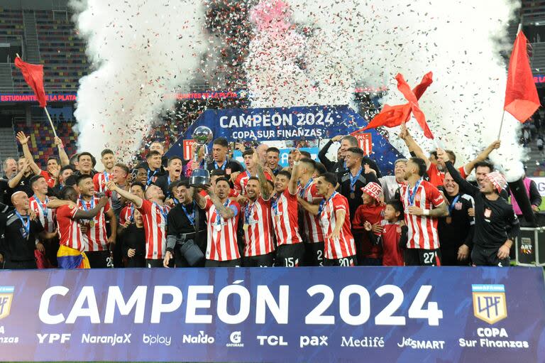 Estudiantes con el trofeo de campeón de la Copa de la Liga