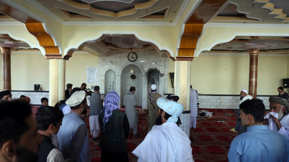 Bei einem Anschlag auf eine Moschee nördlich von Kabul sind mindestens zwölf Menschen getötet worden.