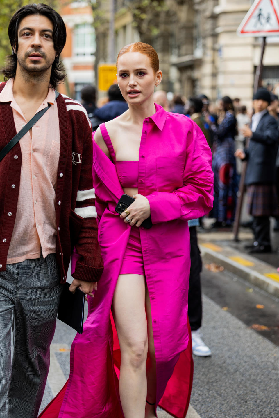 <p>Connue pour son rôle dans la série Netflix "Riverdale", Madelaine Petsch a opté pour une tenue rose flashy au défilé Valentino. (Photo by Christian Vierig/Getty Images)</p> 