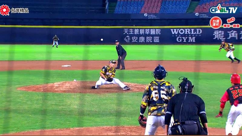 李振昌遭強襲球打中退場。（圖／翻攝自CPBL TV）