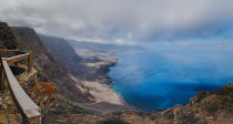 <p>El Hierro tiene mucho más de lo que cuenta el ‘New York Times’. Pese a ser la más pequeña de las Canarias mayores, en sus apenas 268,71 kilómetros cuadrados de superficie encontramos multitud de paisajes tanto costeros como montañosos. (Foto: Getty Images).</p> 