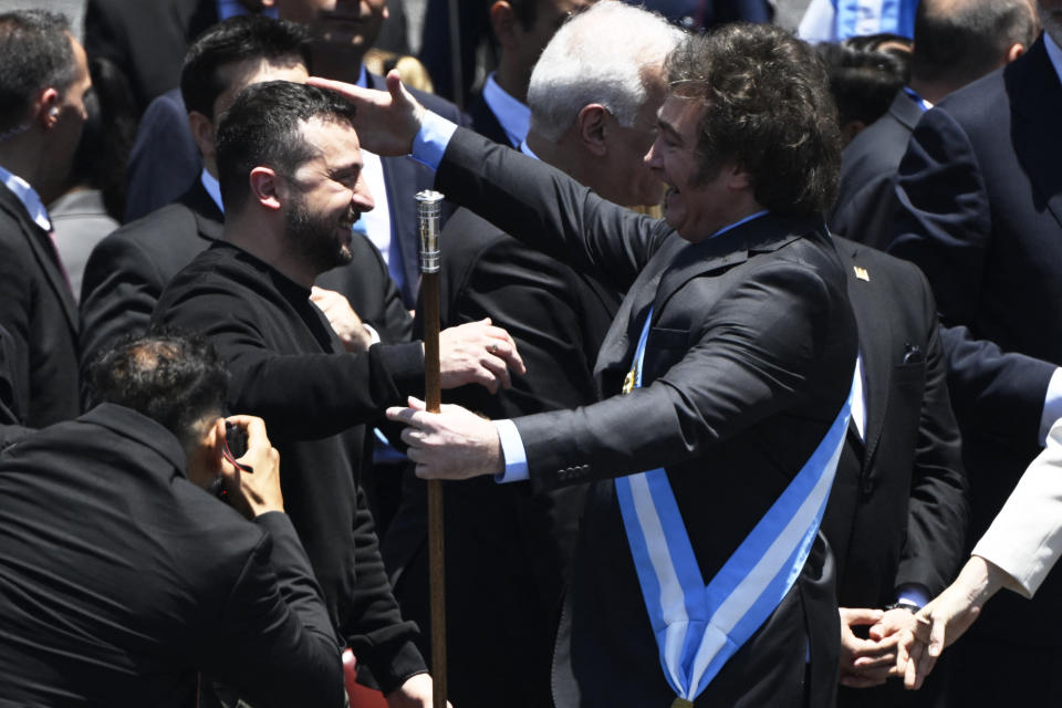 <p>Milei y Zelensky se abrazan tras el juramento del nuevo presidente argentino.(Photo by Luis ROBAYO / AFP) (Photo by LUIS ROBAYO/AFP via Getty Images)</p> 
