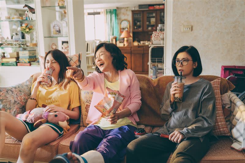 比莉和賈靜雯、柯佳嬿演出母女。（圖／Netflix提供）