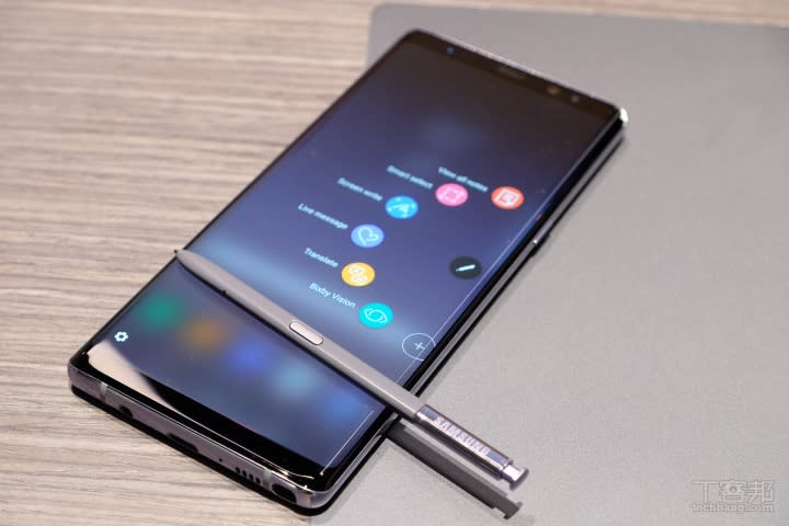 三星 Galaxy Note 8 開箱快速玩，規格比較、S Pen、側螢幕新功能一覽