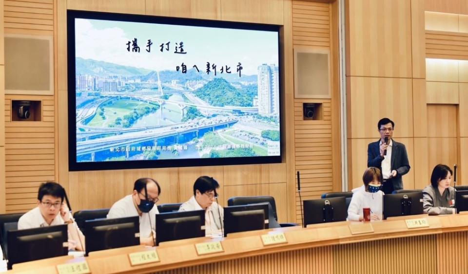 《圖說》城鄉局長黃國峰今日於市政會議，以「攜手打造咱ㄟ新北市」為主題，報告安居樂業的施政目標。〈城鄉局提供〉