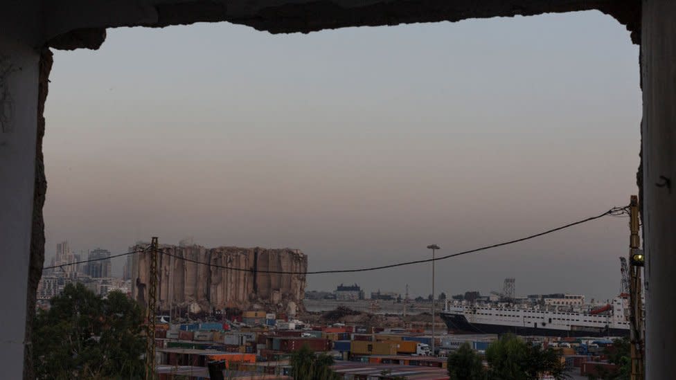 Una imagen del puerto de Beirut a un año de la explosión