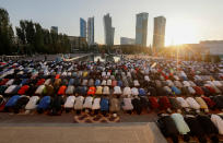 <p>People pray to mark Kurban-Ait, also known as Eid al-Adha in Arabic, at Nur-Astana Mosque in Astana, Kazakhstan, Sept. 1, 2017. (Photo: Shamil Zhumatov/Reuters) </p>