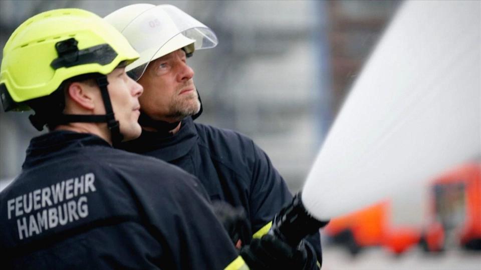 Als Auszubildender bei der Berufsfeuerwehr Hamburg lernt Henning Baum (rechts), wie man einen Brand löscht. (Bild: RTL)