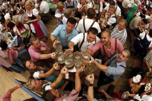 慕尼黑啤酒節是全球最大、最快樂的節慶，每年都吸引大量人潮湧入。(圖片來源／livemint）