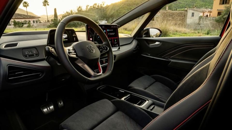 ID.3 GTX車內使用更大量的紅色元素營造性能感受。(圖片來源/ Volkswagen)