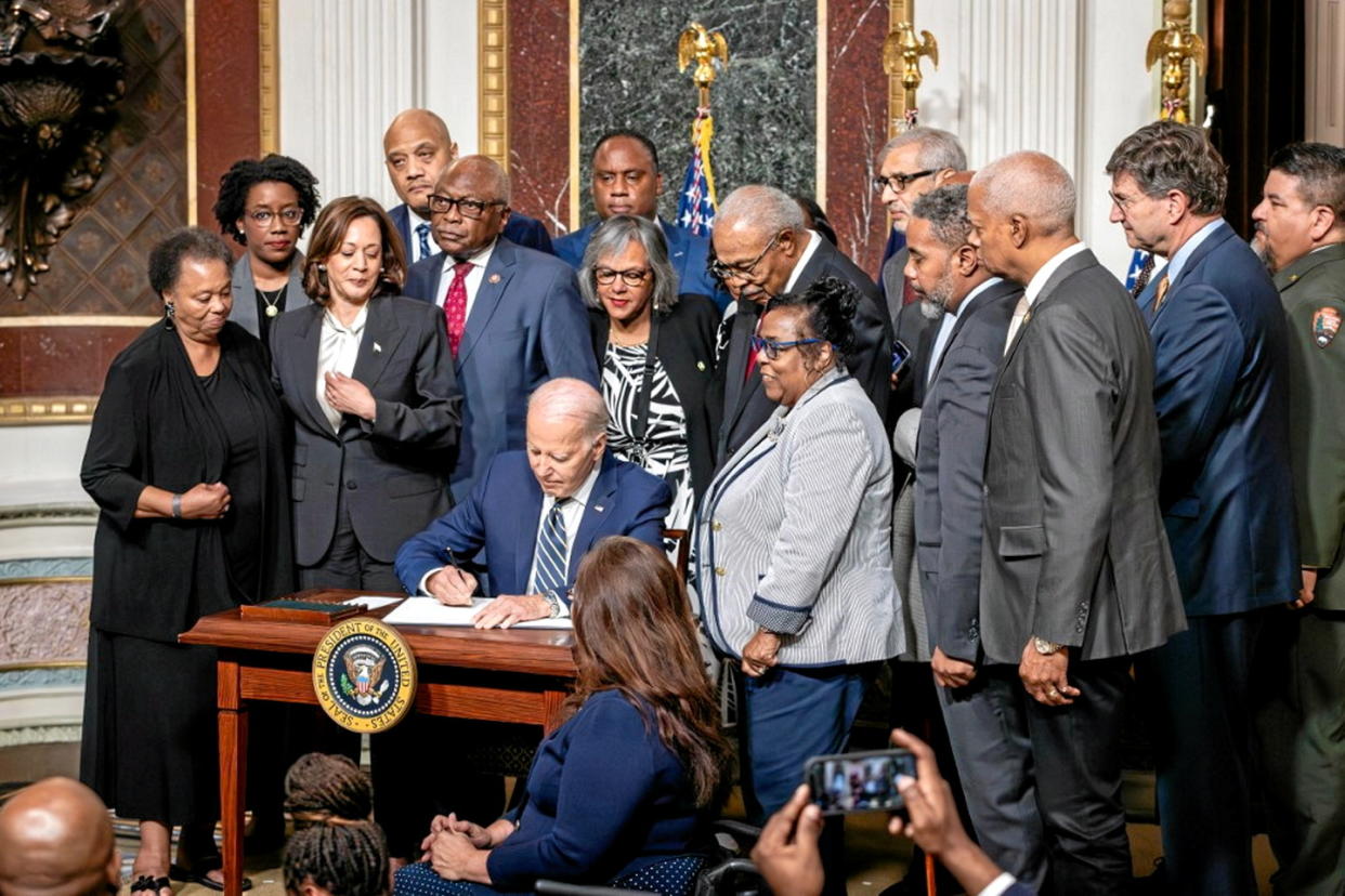 Au côté de membres de la famille d'Emmett Till, Joe Biden a créé mardi un mémorial en l'honneur de cet adolescent noir victime d'un assassinat raciste en 1955, devenu figure posthume du mouvement des droits civiques aux États-Unis.  - Credit:ALLISON BAILEY / NurPhoto / NurPhoto via AFP