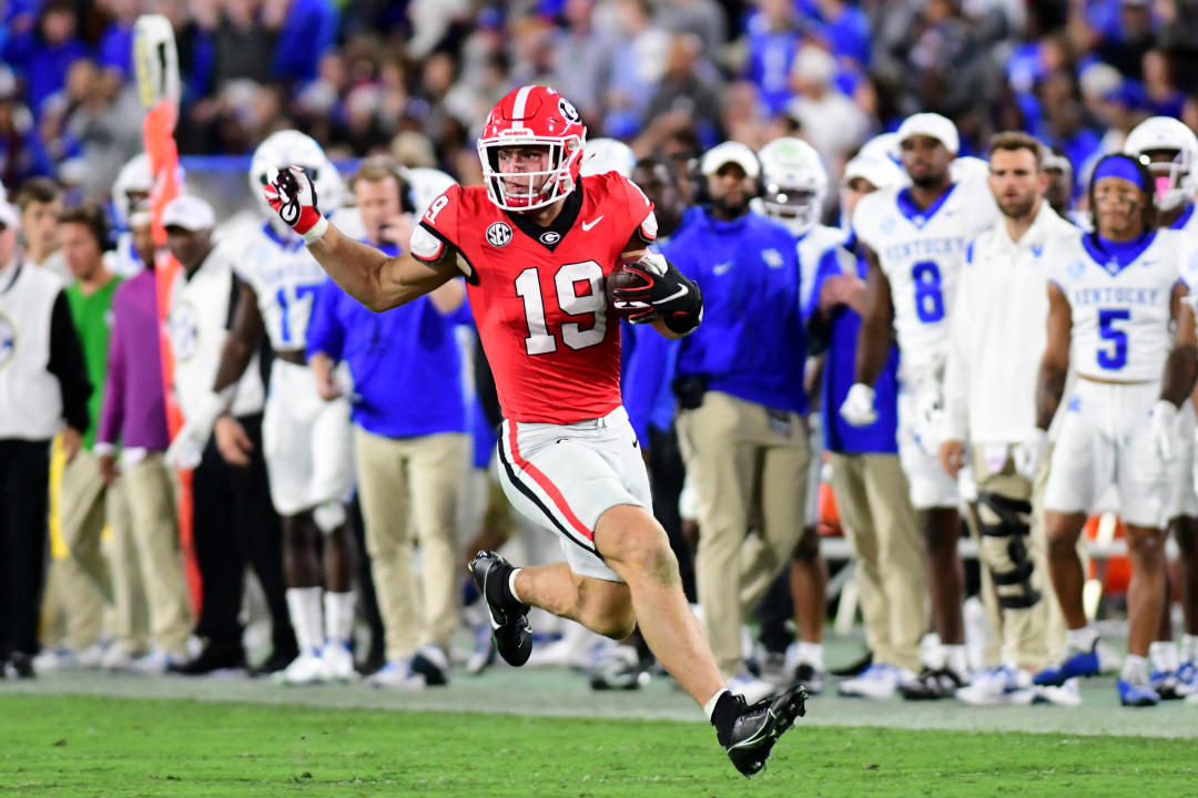 ATHENS, GA - OCTOBER 7: Bulldog tight end Brock Bowers #19 runs after a catch during a game between University of Kentucky and University of Georgia at Sanford Stadium on October 7, 2023 in Athens, Georgia. (Photo by Perry McIntyre/ISI Photos/Getty Images)