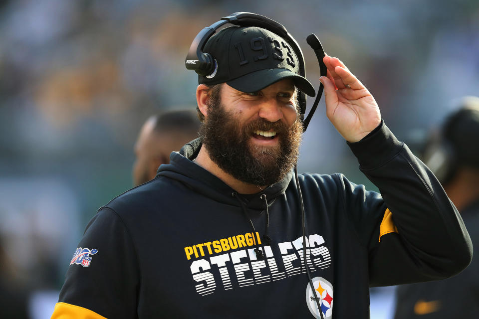 EAST RUTHERFORD, NEW JERSEY - DECEMBER 22: Quarterback Ben Roethlisberger #7 of the Pittsburgh Steelers comminicates on the bench during the game against the New York Jets in the first half at MetLife Stadium on December 22, 2019 in East Rutherford, New Jersey.(Photo by Al Pereira/Getty Images)