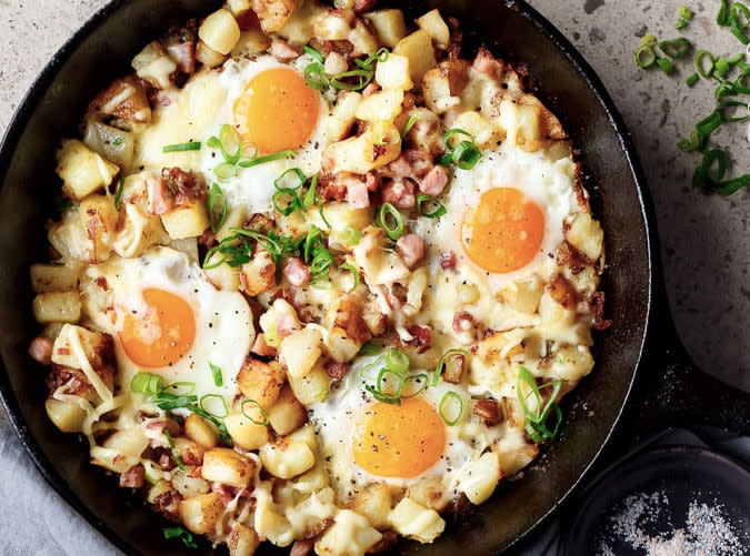 Cheesy Egg and Bacon Hash