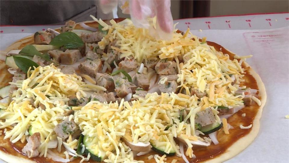 鯊魚餅、松阪豬入菜　創意披薩口味「超台」