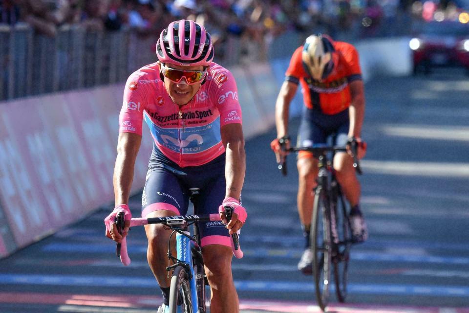 El ecuatoriano Richard Carapaz cruza la meta delante del italiano Vincenzo Nibali en la 20ma etapa del Giro de Italia, de Feltre a Croce d'Aune-Monte Avena, el sábado, 1 de junio del 2019. Carapaz preservó su ventaja en la cima y se colocó a un paso de ganar el Giro. (Alessandro Di Meo/ANSA vía AP)