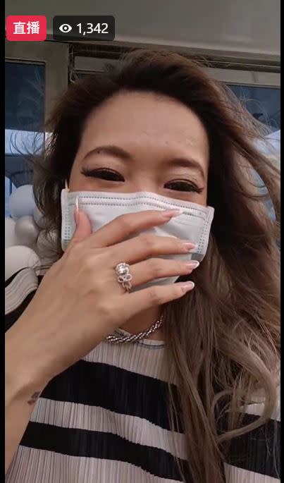 Makiyo曬出未婚夫送的大鑽戒。（圖／翻攝自Makiyo臉書）
