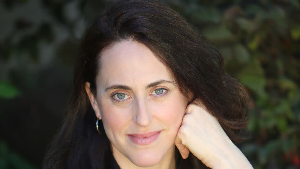 Author Elissa Strauss - Laura Turbow