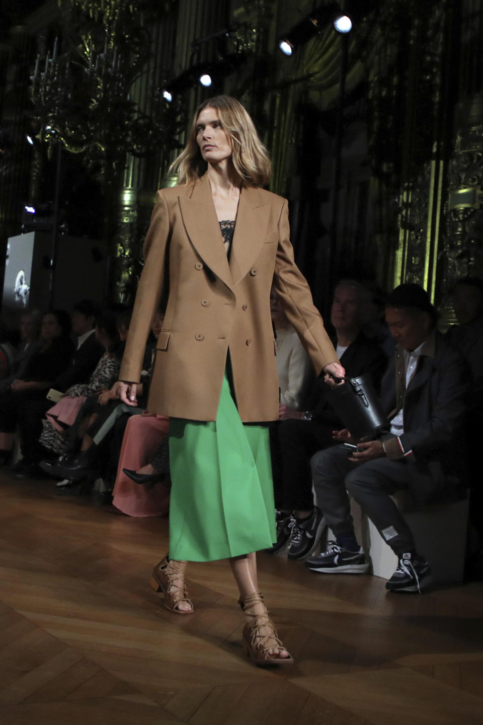 Una modelo porta piezas de la colección primavera-verano 2020 de Stella McCartney presentada en la Semana de la Moda de París, el 30 de septiembre de 2019. (Foto Vianney Le Caer/Invision/AP)