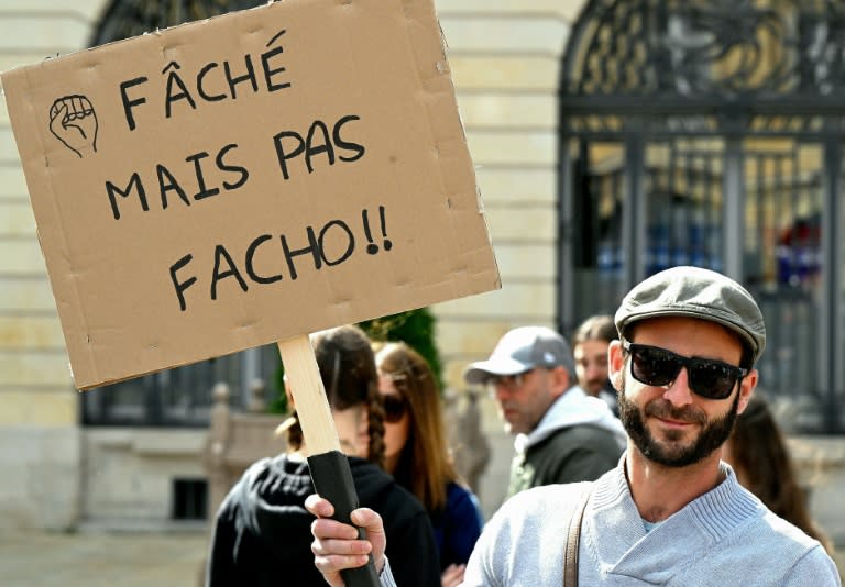 Un hombre muestra un cartel con la frase 'Enfadado, pero no fascista' durante la manifestación contra la extrema derecha celebrada el 15 de junio de 2024 en la ciudad francesa de Reims (François Nascimbeni)