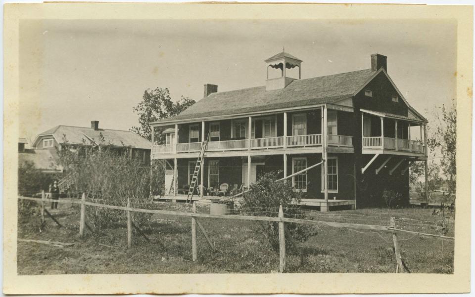 The main house at the Varner-Hogg Plantation as it would have looked in the early 20th century.