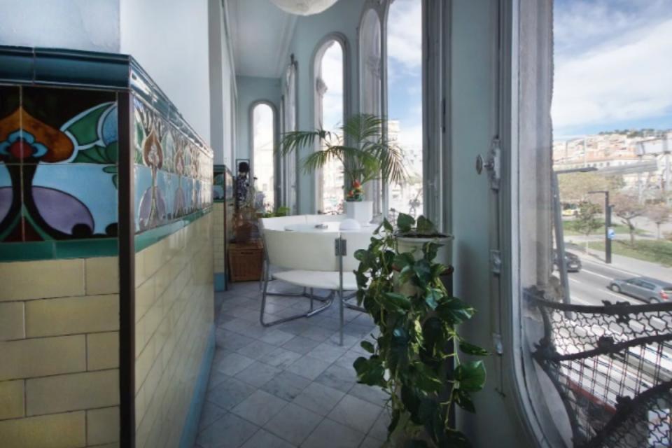 Tal como señala el dueño en Airbnb, el apartamento tiene múltiples pasillos. Aquí ha aprovechado uno de ellos para hacer una terraza acristalada. (Foto: <a href="https://www.airbnb.es/rooms/959089?wl_source=list&wl_id=775715926&role=wishlist_public&adults=1&source_impression_id=p3_1592383718_RLGm87XeTVt2zxMz&guests=1" rel="nofollow noopener" target="_blank" data-ylk="slk:Airbnb;elm:context_link;itc:0;sec:content-canvas" class="link ">Airbnb</a>)